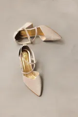 Zapato de gamuza azul marino con escote en V, tiras cruzadas diagonales y taco cuadrado de 8cm.