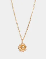 Collar dorado con cadena de eslabones y dije de girasol texturizado.