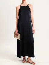 Vestido largo negro con tirantes finos, escote redondo y corte recto.