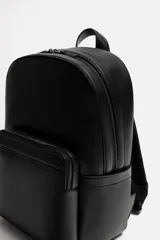 Mochila negra con textura grabada, compartimento principal con cierre de cremallera, compartimento acolchado interior para dispositivos electrónicos de hasta 13 pulgadas, bolsillo frontal con cierre de cremallera, dos bolsillos laterales planos, asa de mano y dos asas de hombro ajustables.