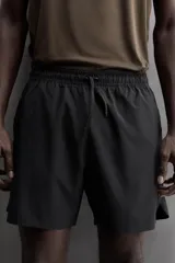 Pantalón corto deportivo color marrón oliva, con cintura elástica ajustable con cordón, bolsillos frontales y bolsillo trasero con cierre. Presenta forro interior y detalle de logo estampado en la pernera.