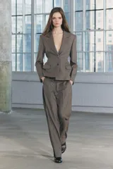Blazer de Zara Woman Collection confeccionado en hilatura con 34% viscosa. Tiene cuello solapa de muescas, manga larga con hombreras y abertura con botones. Cuenta con bolsillos con solapa en delantero y de vivo en pecho, forro interior y cierre frontal con botones.