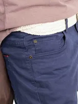 Pantalón de hombre color crudo, marca El Ganso, modelo 5 bolsillos, confeccionado en tejido de sarga con 77% algodón, 20% de algodón reciclado y 3% elastano.