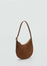Bolso marrón de hombro tipo baguette, con estampado de logos y asa ajustable con hebillas.
