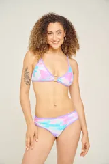 Corpiño de bikini triangular con estampado abstracto en tonos rosados y verdes, con aro metálico en el centro y breteles finos negros.