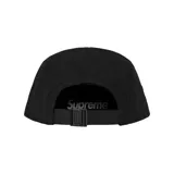 Gorro tipo camp cap Supreme negro con logo blanco en el frente y visera de toalla.