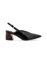 Zapato de cuero negro charol con punta fina, slingback con hebilla dorada y taco geométrico con estampado carey.