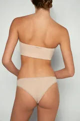 Top bandeau color piel, sin tirantes.