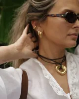 Aro earcuff plateado y dorado con diseño texturizado que simula lava.