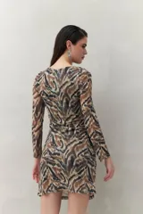 Vestido corto de mangas largas con estampado animal print en tonos tierra y fruncido en el frente.