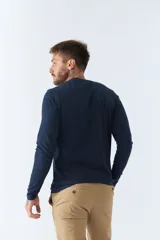 Remera color ocre de manga larga con cuello redondo y logo estampado en el pecho.