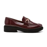 Mocasines color borgoña de charol con plataforma y detalle de hebilla dorada.