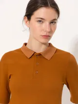Remera color ladrillo confeccionada en piqué de punto, de corte cropped. Incluye cuello tipo polo a tono y mangas cortas.