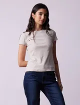 Remera azul marino de modal con textura acanalada, cuello redondo y mangas cortas con detalle de frunce en los hombros.