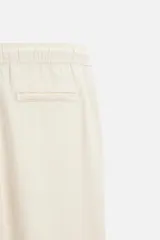 Pantalón largo verde oscuro de algodón con textura, corte recto y cintura elástica ajustable con cordón.