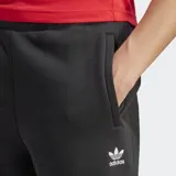 Short negro de corte regular, con cordón en la cintura y bolsillos laterales con cremallera, fabricado en mezcla de algodón y forro polar reciclado.
