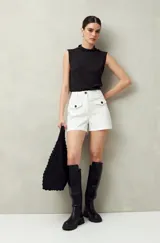 Short blanco de tiro alto con bolsillos delanteros con solapa y botones a la vista.
