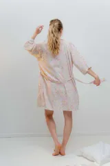 Bata kimono corta con estampado de hortensias en tonos rosados y verdes.