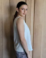 Musculosa blanca con cuello en V y costuras a contratono.