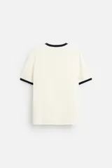 Camiseta azul marino de corte recto, con cuello redondo y mangas cortas. Presenta ribete blanco en cuello y mangas.