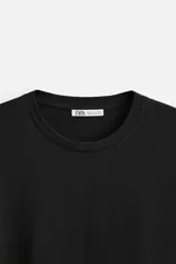 Camiseta negra de manga larga con cuello redondo y corte ajustado.