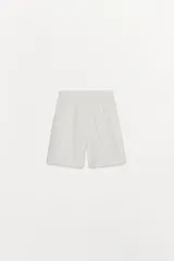 Bermuda de tiro alto confeccionada en algodón a rayas verticales blancas y grises, con cintura elástica y botón decorativo.