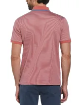 Polo de piqué color ladrillo con diseño jacquard, cuello clásico con vivo en contraste y logo de pingüino bordado en el pecho.
