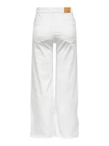 Pantalón de jean blanco de corte flare con bolsillos delanteros y traseros.
