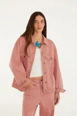 Chaqueta roja y blanca a rayas verticales, con cuello estilo campera de jean, botones frontales, bolsillos de parche en el pecho y estampado en la parte posterior.