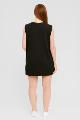 Vestido corto de algodón, sin mangas, con cuello redondo y patrón de rayas horizontales en blanco y negro.