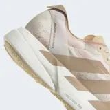 Championes de running Adidas Adizero Adios Pro 4, color blanco con detalles en beige y rosado. Presentan tres franjas laterales en color beige y mediasuela con tecnología LIGHTSTRIKE PRO.