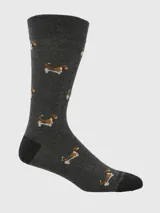 Calcetín de largo medio color gris oscuro con puño suave (Comfort Cuff). Presenta un estampado repetitivo de perros Basset Hound tricolores (marrón, blanco y negro). El talón y la punta son de color gris más oscuro.