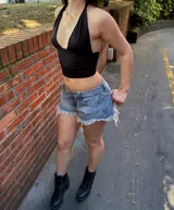 Short de jean celeste claro con cintura baja y flecos en el ruedo.