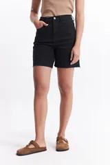 Short de jean negro de tiro alto con corte ajustado y ruedo desflecado.