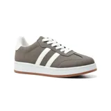 Championes grises de estilo casual con detalles en blanco, suela marrón y diseño de tres líneas blancas en el lateral.