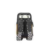 Cartera phone bag negra con bolsillo frontal y correa gruesa de galón regulable y desmontable con diseño de espiga en blanco y negro.