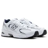 Championes New Balance modelo Mr530Sg, color blanco con detalles en plateado y azul marino, confeccionados en malla y cuero sintético, con logo "N" característico en los laterales y entresuela Abzorb.