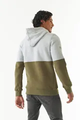 Canguro gris con capucha y cordones, con logo estampado en el pecho y grifa de goma en la manga.