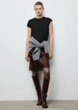 Camiseta de manga corta y cuello redondo, de corte recto, confeccionada en algodón orgánico.