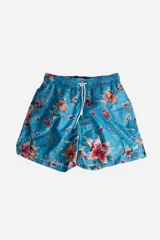 Short de baño celeste con estampado floral en tonos naranja y rojo. Cuenta con bolsillos laterales, cintura elástica con cordón ajustable y logo en goma en la pierna derecha.
