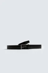 Cinturón de vestir para hombre, confeccionado en cuero color negro con doble pespunte y hebilla metálica plateada.
