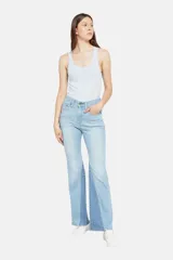 Pantalón de jean celeste con corte flare y diseño de parches en diferentes tonos de azul.