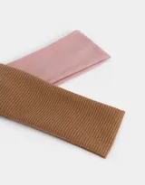 Set de dos vinchas textiles para el pelo, una lisa color rosa viejo y otra tejida a canalé color marrón.