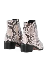 Botín de cuero vacuno con estampado de escamas en tonos neutros (grises, beige, negro), de caña baja y puntera ligeramente puntiaguda. Tacón bloque de 4 cm.