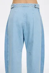 Pantalón vaquero de corte barrel, largo tobillero, tiro medio, con cierre frontal de botón y cremallera, bolsillos delanteros en costura, bolsillos de plastrón en la parte posterior y costadillos laterales.