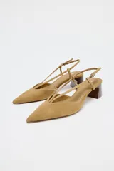 Zapato destalonado color beige de serraje, con punta fina, doble tira con hebilla ajustable al tobillo y tacón medio bloque de madera.