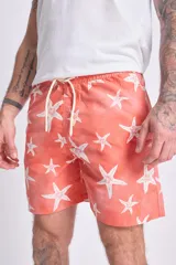 Short de baño color naranja con estampado de estrellas de mar blancas, cintura elástica con cordón ajustable.
