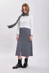 Falda midi gris de punto con botones frontales y abertura en el ruedo.