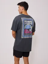 Remera gris de hombre con estampado en la espalda con un diseño de estilo surf. Corte oversized y confeccionada en algodón.