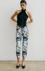 Pantalón jean recto con estampado abstracto en tonos azul, gris y blanco.